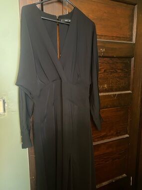 Mango Black Long-Sleeve V-Neck evening Dress!